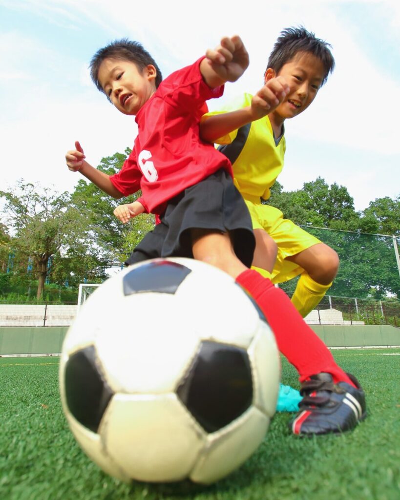サッカーしている小学生
