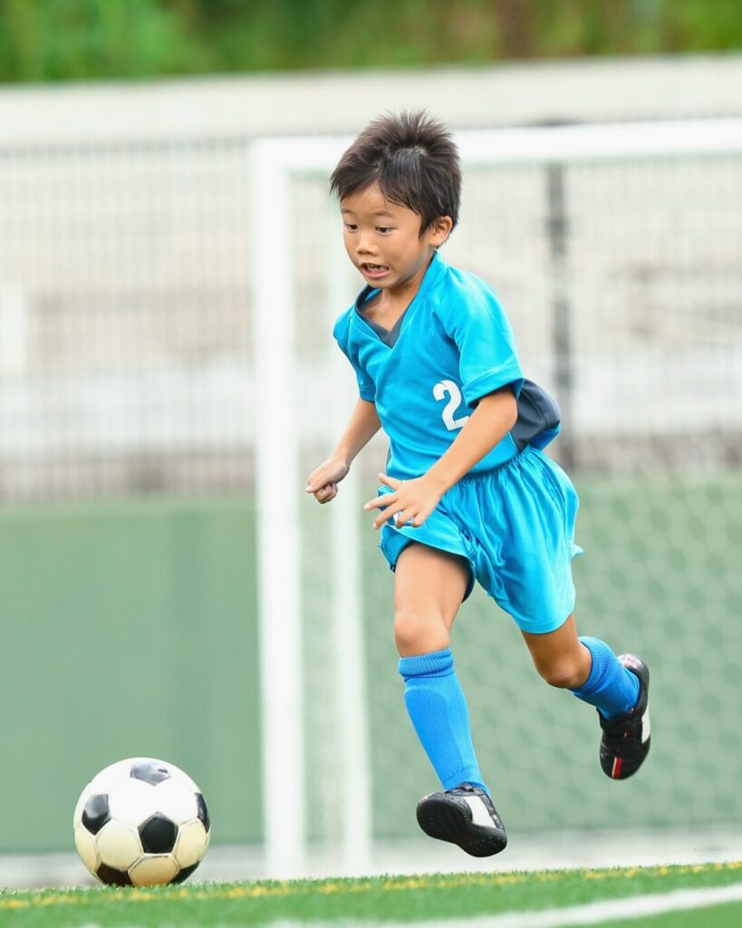サッカーをする小学生
