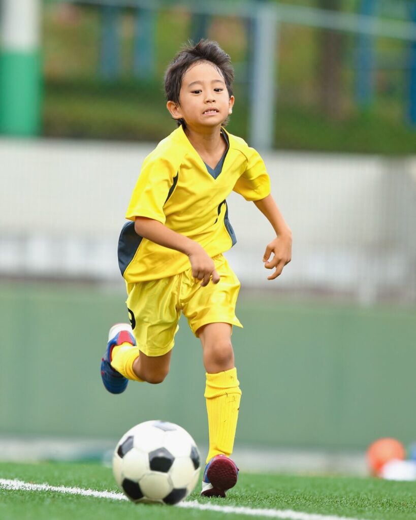 サッカーをしている小学生