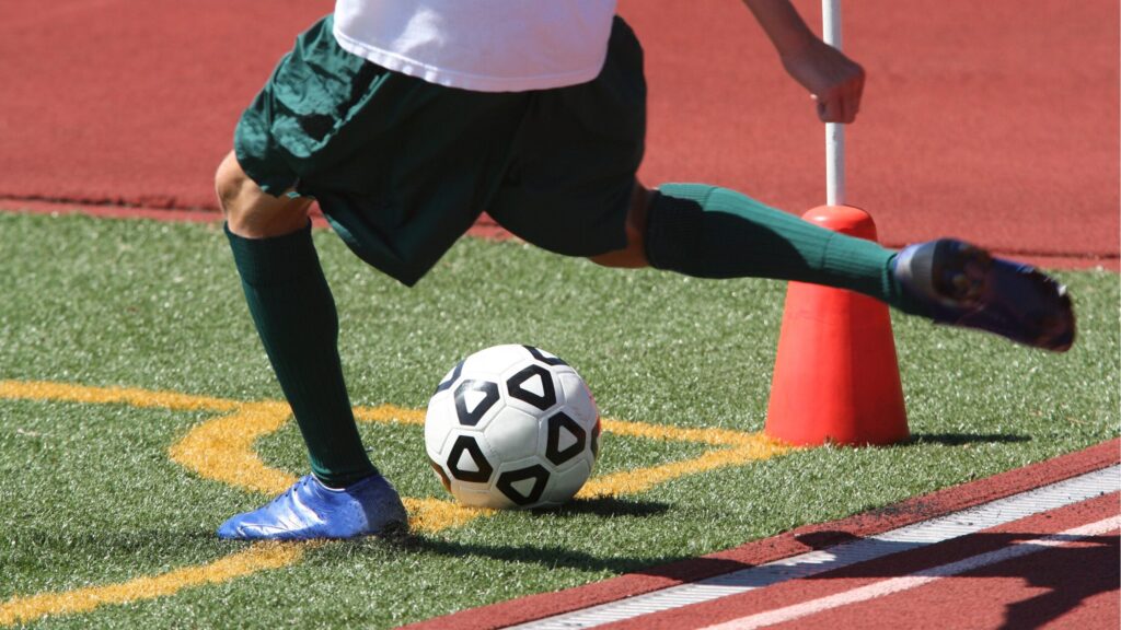 サッカーにおけるロングキックとは？蹴り方やコツ、練習方法を動画付きで解説_1