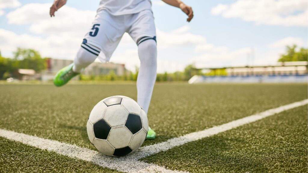 サッカーにおけるロングキックとは？蹴り方やコツ、練習方法を動画付きで解説_2