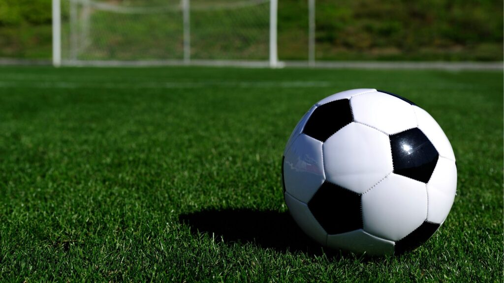 サッカーにおけるロングキックとは？蹴り方やコツ、練習方法を動画付きで解説_3